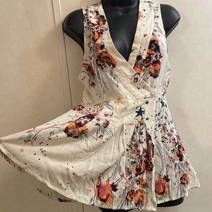 Women’s free people SP tank top wraparound to button. V-neck GUC